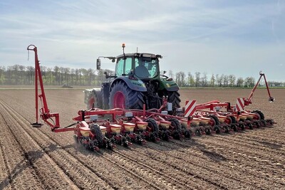 Zahlreiche Ackerbaubetriebe in Niedersachsen haben in den zurückliegenden Tagen erfolgreich Zuckerrüben ausgedrillt. Die vielerorts nassen Böden hatten in den zurückliegenden Wochen für Verzögerungen bei der Frühjahrsbestellung gesorgt.