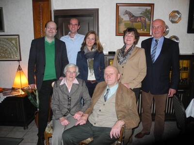 Minister Meyer mit Familie Harald Thelker (vorne: Etta und Gerhard Thelker), hinten v. l.: Minister Meyer, Christian und Anne Thelker, Marlies und Harald Thelker)