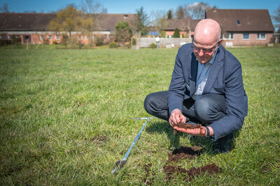 Untersucht Möglichkeiten und Folgen einer klimaschonenden Moorbewirtschaftung: Kammer-Experte Uwe Schröder nimmt auf einer Grünlandfläche im Ipweger Moor (Kreis Wesermarsch) eine Bodenprobe.