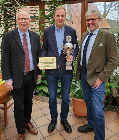 Heinz Heuer (Mitte) aus Schatensen (Landkreis Uelzen) hat 2022 die besten Pflanzkartoffeln in Niedersachsen erzeugt. Dafür haben ihn Kammerpräsident Gerhard Schwetje (links) und Helge Johannes, Vorsitzender der Saatguterzeugergemeinschaft, ausgezeichnet.
