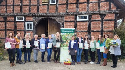 Zwölf Teilnehmerinnen aus ganz Niedersachsen haben in Löningen (Kreis Cloppenburg) ihr Zertifikat für die erfolgreiche Teilnahme am Lehrgang Bauernhofpädagogik der Landwirtschaftskammer Niedersachsen bekommen.