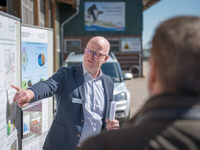 Projektkoordinator Uwe Schröder beim Auftakt für das Projekt zur klimaschonenden Moornutzung (MoWa) am 11.04.2022 auf dem Hof von Dirk Hanken im Ipweger Moor bei Elsfleth.