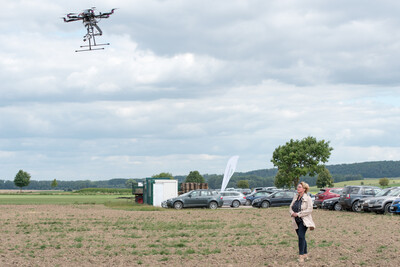 Landwirtschaftsministerin Barbara Otte-Kinast beobachtet im PraxisLabor den Flug einer Drohne mit hochsensibler Hyperspektralkamera, die Entwicklungsunterschiede innerhalb von Kulturen analysieren hilft.