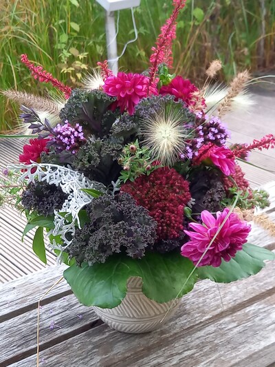 Herbstlicher Strauß mit Gräser und lila Grünkohl - © Ursel Kruse Blumenstrauß
