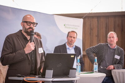Melvin Raabe aus dem nieders&auml;chsischen Umweltministerium spricht auf dem 2. Echemer Zauntag im Kreis L&uuml;neburg.