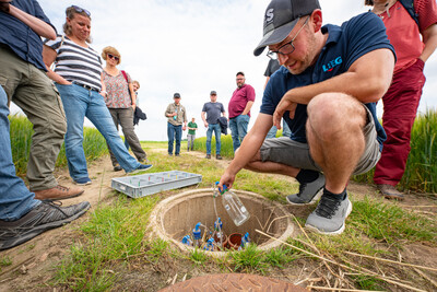 Schacht mit Sickerwasser-Sammelflaschen beim Feldtag zum Thema Landwirtschaft und Wasserschutz am 17.06.2026 in Schwüblingsen (Uetze/Region Hannover). - © Wolfgang Ehrecke Schacht mit Sickerwasser-Sammelflaschen beim Feldtag zum Thema Landwirtschaft und Wasserschutz am 17.06.2026 in Schwüblingsen (Uetze/Region Hannover).