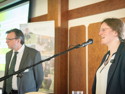 LWK-Berater Peter Sch&uuml;nemann (l.) und Nora Elhaus (FAU Erlangen) w&auml;hrend der 16. Biogastagung in Verden.