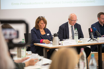 Ernte-PK am 03.09.2026 in Hannover-Ahlem (v.l.): Marktexpertin Stephanie Stöver-Cordes, Kammerpräsident Gerhard Schwetje und Gerald Burgdorf (Fachbereich Pflanzenbau). - © Christopher Hanraets Ernte-PK am 03.09.2026 in Hannover-Ahlem (v.l.): Marktexpertin Stephanie Stöver-Cordes, Kammerpräsident Gerhard Schwetje und Gerald Burgdorf (Fachbereich Pflanzenbau).