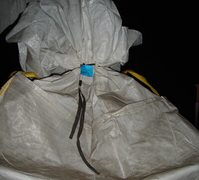 Bild 5: So nicht - Etikett um Siegelkordel gewickelt - © Heike Wolters-Becker - © Heike Wolters-Becker Bild 5: So nicht - Etikett um Siegelkordel 'gewickelt'