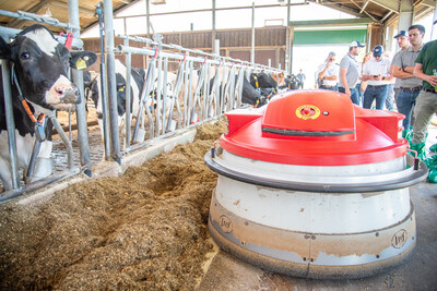 Futterschiebe-Roboter als Thema des Praxistags Alternative Antriebsenergien für Landmaschinen am 01.07.2025 im LBZ Echem.