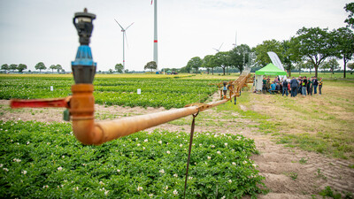 D&uuml;senwagen zur Feldberegnung beim Feldtag zum Thema Landwirtschaft und Wasserschutz am 17.06.2026 in Schw&uuml;blingsen (Uetze/Region Hannover).