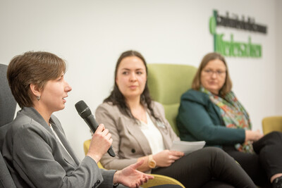 &bdquo;Wer diese Ausbildung machen m&ouml;chte, sollte nicht z&ouml;gern, blo&szlig; weil er oder sie nicht aus einer Bauernfamilie stammt': Landwirtin Johanna Schwarte (links) machte jungen Menschen ohne landwirtschaftlichem Hintergrund Mut, ihren Beruf zu ergreifen.