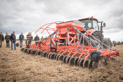 Wassersparend, bodenschonend, wirtschaftlich: Maschinenvorf&uuml;hrung zur ultraflachen Bodenbearbeitung mit mehr als 40 Ger&auml;ten in Sehnde (Region Hannover).