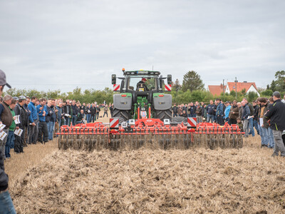 Wassersparend, bodenschonend, wirtschaftlich: Maschinenvorführung zur ultraflachen Bodenbearbeitung mit mehr als 40 Geräten in Sehnde (Region Hannover).