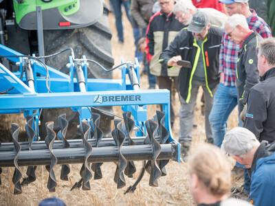 Wassersparend, bodenschonend, wirtschaftlich: Maschinenvorführung zur ultraflachen Bodenbearbeitung mit mehr als 40 Geräten in Sehnde (Region Hannover).