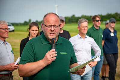 Reno Furmanek, bei der LWK Leiter des Gesch&auml;ftsbereichs Pflanzenschutzamt, D&uuml;ngebeh&ouml;rde, Inspektionsdienste, spricht zu Beginn des Feldtags zum Thema Landwirtschaft und Wasserschutz am 17.06.2026 in Schw&uuml;blingsen (Uetze/Region Hannover).