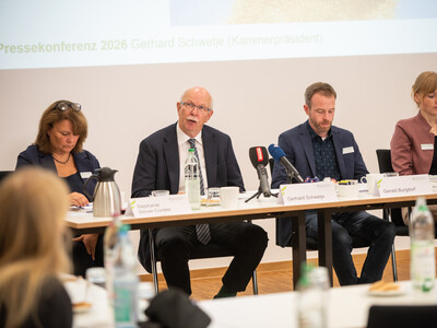 Ernte-PK am 03.09.2026 in Hannover-Ahlem (v.l.): Marktexpertin Stephanie Stöver-Cordes, Kammerpräsident Gerhard Schwetje, Gerald Burgdorf (Fachbereich Pflanzenbau) und Mareike Beiküfner (Fachbereich Ökolandbau). - © Christopher Hanraets Ernte-PK am 03.09.2026 in Hannover-Ahlem (v.l.): Marktexpertin Stephanie Stöver-Cordes, Kammerpräsident Gerhard Schwetje, Gerald Burgdorf (Fachbereich Pflanzenbau) und Mareike Beiküfner (Fachbereich Ökolandbau).
