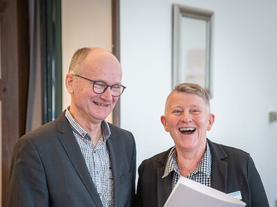 Personalratsvorsitzende Marlies Logemann (r.) w&auml;hrend der Verabschiedung des Osnabr&uuml;cker Bezirksstellenleiters Ludger Bernhold am 27.02.2026 in Bohmte.