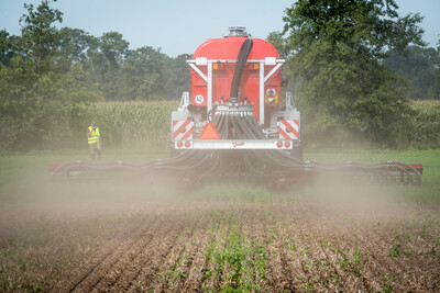 Aktuelle Technik für Transport und Ausbringen von Wirtschaftsdüngern im praktischen Feldeinsatz beobachteten rund 1.200 Besucherinnen und Besucher bei der Maschinenvorführung am 06.09.2018 in Nortrup (Osnabrück). - © Wolfgang Ehrecke Aktuelle Technik für Transport und Ausbringen von Wirtschaftsdüngern im praktischen Feldeinsatz beobachteten rund 1.200 Besucherinnen und Besucher bei der Maschinenvorführung am 06.09.2018 in Nortrup (Osnabrück).