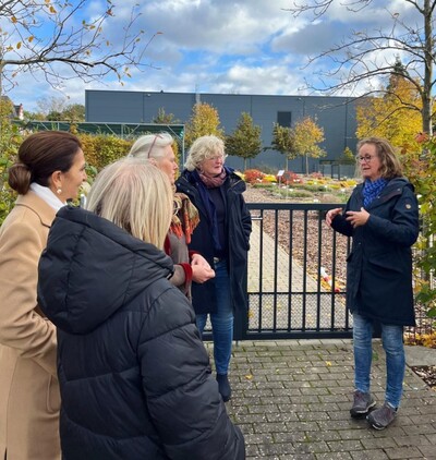 Ausbildungsberaterin Heike Rasche (rechts) von der Landwirtschaftskammer Niedersachsen (LWK) zeigte den Besucherinnen beim Rundgang über den Standort der LWK in Hannover-Ahlem die Vielseitigkeit der grünen Arbeitsfelder auf.