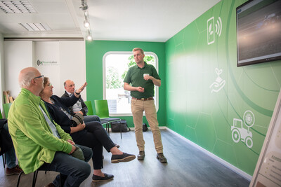 Austausch mit Agrar-Staatssekret&auml;rin Frauke Patzke (2.v.l.) beim Fach-Event &bdquo;Zwischen Acker und App &ndash; Digitalisierung Ihres Pflanzenbaus&ldquo; auf der Dom&auml;ne Schickelsheim (K&ouml;nigslutter/Kreis Helmstedt).