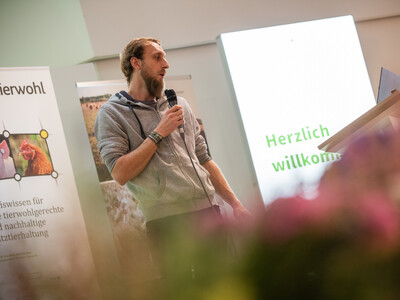 Landwirt J&ouml;rn Andresen sprach &uuml;ber seine Erfahrungen als sein Betrieb von der Avi&auml;ren Influenza betroffen war