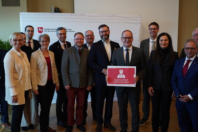 Eine breite Front aus Verbänden, Kammern (7.v.l.: Dr. Bernd von Garmissen, Direktor der Landwirtschaftskammer Niedersachsen), Sozialpartnern und Dienststellen des Landes hat sich für das Azubiticket eingesetzt.
