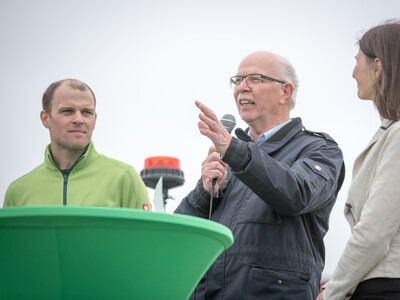 Feldtage auf der Versuchsstation Poppenburg der Landwirtschaftskammer Niedersachsen: Kammerpr&auml;sident Gerhard Schwetje (M.) am Donnerstag (1. Juni) mit Agrarministerin Miriam Staudte (r.) und Feldtage-Organisator Dr. Jan Oehlschl&auml;ger.