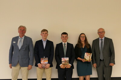 Absolventen und Absolventinnen mit den besten Pr&uuml;fungsergebnissen