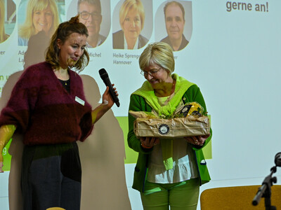Moderatorin Christine Gehle (l.) und Heike Sprengel (SVLFG) auf der Fachtagung 'Frauen in der Landwirtschaft - Mut tut gut!'