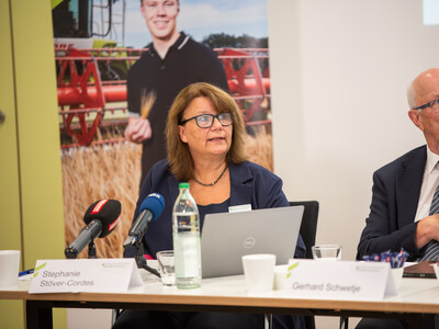 LWK-Marktexpertin Stephanie St&ouml;ver-Cordes (l.) und Kammerpr&auml;sident Gerhard Schwetje w&auml;hrend der Ernte-Pressekonferenz am 03.09.2026 in Hannover-Ahlem.