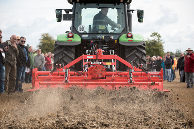 Wassersparend, bodenschonend, wirtschaftlich: Maschinenvorf&uuml;hrung zur ultraflachen Bodenbearbeitung mit mehr als 40 Ger&auml;ten in Sehnde (Region Hannover).