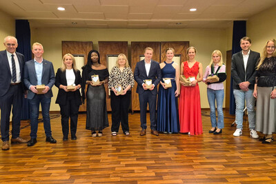 Prämierung der Jahrgangsbesten in den Kategorien: Bestes Berichtsheft, Beste Abschlussnote: Sarah Tiedtke, Lisa Krümpel, Eleftheria Zoi, Kristina-Johanna Mittelberg, Charlotte Pfeilsticker, Simon Pielage, Eva Meier zu Farwig, Joachim Hohmeier - © Sören Johannigmann Prämierung der Jahrgangsbesten in den Kategorien: Bestes Berichtsheft, Beste Abschlussnote: Sarah Tiedtke, Lisa Krümpel, Eleftheria Zoi, Kristina-Johanna Mittelberg, Charlotte Pfeilsticker, Simon Pielage, Eva Meier zu Farwig, Joachim Hohmeier