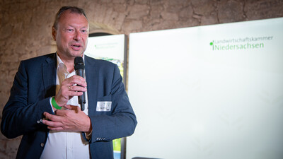 Thomas Stolper (Volksbank Wolfenb&uuml;ttel) beim Fach-Event &bdquo;Zwischen Acker und App &ndash; Digitalisierung Ihres Pflanzenbaus&ldquo; auf der Dom&auml;ne Schickelsheim (K&ouml;nigslutter/Kreis Helmstedt).