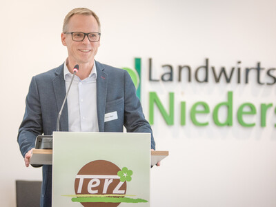 Sören Affeld, Geschäftsführer des Substratherstellers Stender GmbH in Schermbeck (Kreis Wesel), während der Abschlussveranstaltung für das Projekt 'TerZ - Einsatz torfreduzierter Substrate im Zierpflanzenbau' am 23.03.2023 in Hannover-Ahlem.