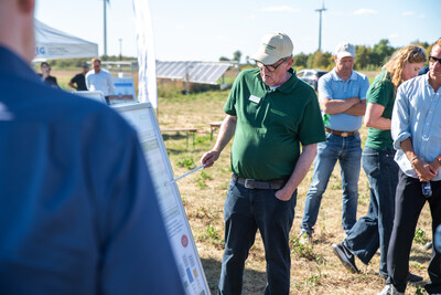 Tim Eiler pr&auml;sentiert Ergebnisse aus dem Zwischenfruchtanbau in Schw&uuml;blingsen