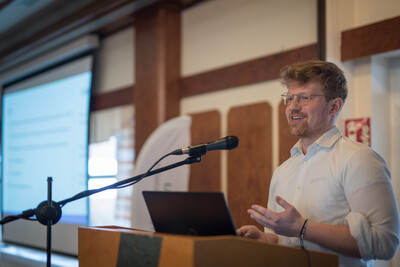 Carl Fritsch vom Forschungsinstitut für Wasserwirtschaft und Klimazukunft an der Rheinisch-Westfälischen Technischen Hochschule Aachen spricht auf der 15. Biogastagung der Landwirtschaftskammer Niedersachsen am 28.02.2024 in Verden. - © Wolfgang Ehrecke Carl Fritsch vom Forschungsinstitut für Wasserwirtschaft und Klimazukunft an der Rheinisch-Westfälischen Technischen Hochschule Aachen spricht auf der 15. Biogastagung der Landwirtschaftskammer Niedersachsen am 28.02.2024 in Verden.