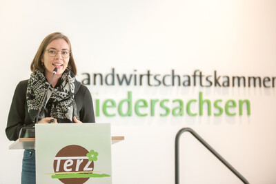 Gerlind Hammann (Lehr- und Versuchsanstalt f&uuml;r Gartenbau in Heidelberg) w&auml;hrend der Abschlussveranstaltung f&uuml;r das Projekt 'TerZ - Einsatz torfreduzierter Substrate im Zierpflanzenbau' am 23.03.2023 in Hannover-Ahlem.