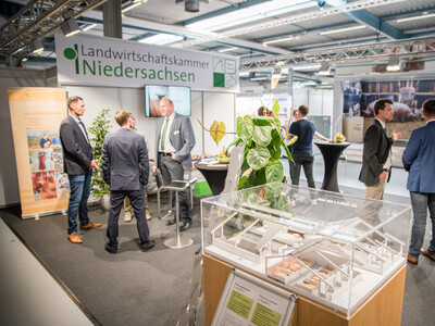 Messestand der Landwirtschaftskammer Niedersachsen auf dem 1. Fachforum Schwein und Gefl&uuml;gelmast in den Emslandhallen in Lingen (07. und 08.06.2023).