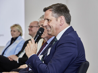 Wirtschaftsminister Olaf Lies (Vordergrund) w&auml;hrend des Festakts zum 125-j&auml;hrigen Bestehen der Landwirtschaftskammer Niedersachsen am 21.05.2024 in Hannover-Ahlem.