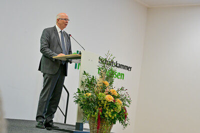 Kammerpr&auml;sident Gerhard Schwetje w&auml;hrend der &Uuml;bergabe der Meisterbriefe Hauswirtschaft 2025 in Hannover