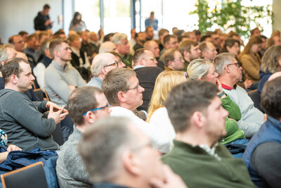 Das Fachgespräch Rindermast 2026 war mit rund 200 Teilnehmenden ausgebucht. Einige dutzend Teilnehmende verfolgten die Veranstaltung online. - © Christopher Hanraets Das Fachgespräch Rindermast 2026 war mit rund 200 Teilnehmenden ausgebucht. Einige dutzend Teilnehmende verfolgten die Veranstaltung online.