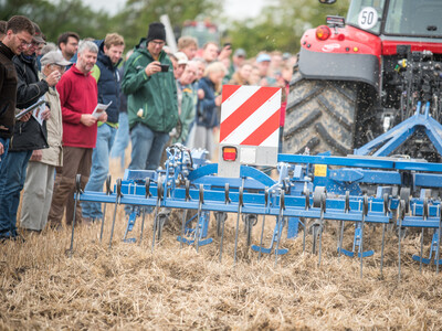 Wassersparend, bodenschonend, wirtschaftlich: Maschinenvorführung zur ultraflachen Bodenbearbeitung mit mehr als 40 Geräten in Sehnde (Region Hannover).