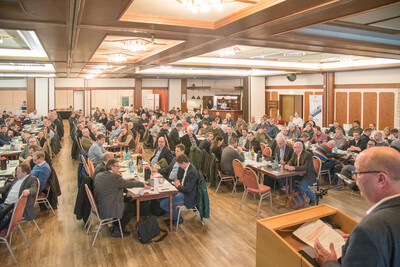 Vizepräsident Manfred Tannen (vorne rechts) spricht auf der 15. Biogastagung der Landwirtschaftskammer Niedersachsen am 28.02.2024 in Verden. - © Wolfgang Ehrecke Vizepräsident Manfred Tannen (vorne rechts) spricht auf der 15. Biogastagung der Landwirtschaftskammer Niedersachsen am 28.02.2024 in Verden.