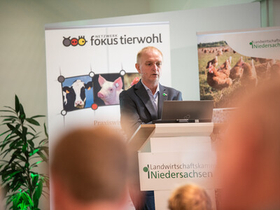 Hermann Kramer, Veterin&auml;ramt Nordhorn, sprach &uuml;ber einen Gefl&uuml;gelpestausbruch, bei dem eine Teilkeulung angeordnet wurde