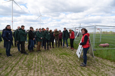 Dr. Dagmar Matuschek (rechts), bei der Landwirtschaftskammer Niedersachsen stellvertretende Leiterin des Fachbereichs Versuchswesen Pflanze, erl&auml;uterte den Anwesenden Aufbau und Umsetzung des Feldversuchs.