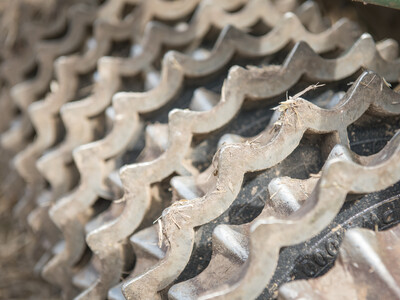 Wassersparend, bodenschonend, wirtschaftlich: Maschinenvorf&uuml;hrung zur ultraflachen Bodenbearbeitung mit mehr als 40 Ger&auml;ten in Sehnde (Region Hannover).