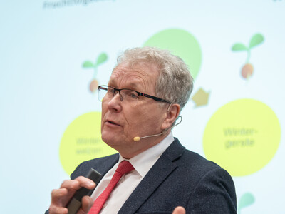 Prof. Dr. Knut Schmidtke, Experte für Ökolandbau an der Hochschule für Technik und Wirtschaft Dresden, auf der Leguminosen-Tagung am 10.01.2025 auf Burg Warberg.