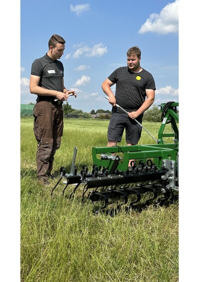 Platz 2 in der Kategorie Landwirtschaft I: Cornelius von Eller-Eberstein aus Visselhövede (l., hier mit Johannes Ortlieb aus Bayern) während des Finales des Berufswettbewerbs der deutschen Landjugend am 21.06.2023 im Landwirtschaftlichen Bildungszentrum. - © Gräschke/Bund der Deutschen Landjugend Platz 2 in der Kategorie Landwirtschaft I: Cornelius von Eller-Eberstein aus Visselhövede (l., hier mit Johannes Ortlieb aus Bayern) während des Finales des Berufswettbewerbs der deutschen Landjugend am 21.06.2023 im Landwirtschaftlichen Bildungszentrum.