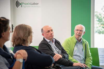 Austausch mit Agrar-Staatssekret&auml;rin Frauke Patzke (2.v.l.) beim Fach-Event &bdquo;Zwischen Acker und App &ndash; Digitalisierung Ihres Pflanzenbaus&ldquo; auf der Dom&auml;ne Schickelsheim (K&ouml;nigslutter/Kreis Helmstedt).